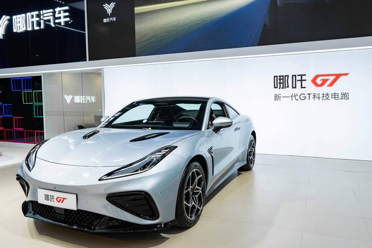 成都237哪吒汽车在智能汽车领域的表现，领途汽车在新能源汽车市场中的影响力